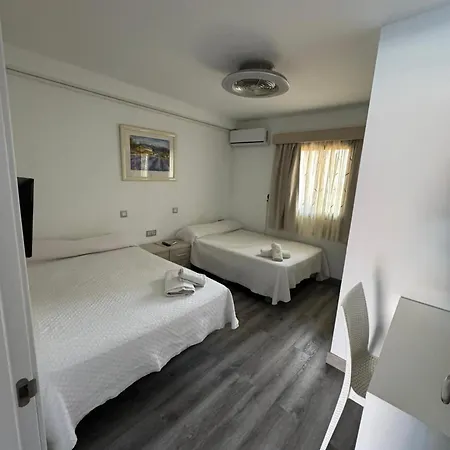 Americas 1-bed Sleeps 5 Pool Parking شقة