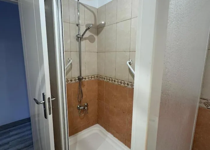 Americas 1-bed Sleeps 5 Pool Parking