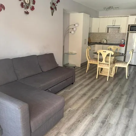 Apartman Americas 1-bed Sleeps 5 Pool Parking